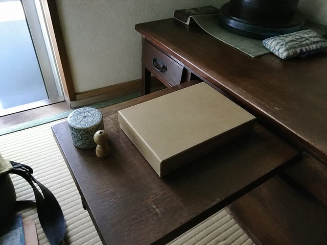 麻雀牌をしまった無地の箱（昔の物を眺めている時）