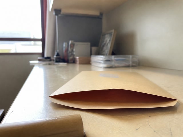 封をしていない茶色い封筒（椅子へ座った時）