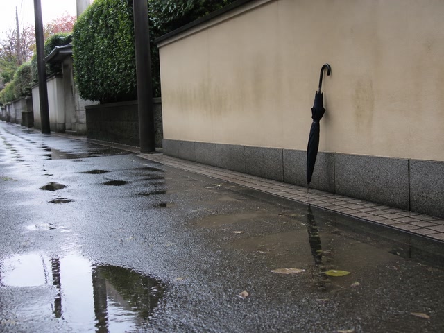 閉じた無地の傘（待ち時間ができた時）