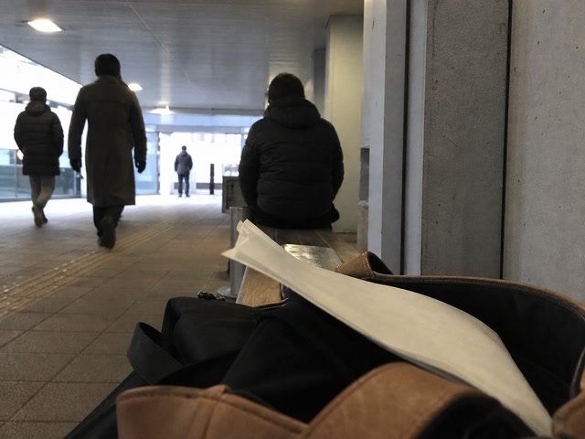 鞄から出た新聞の角（待ち時間ができた時）