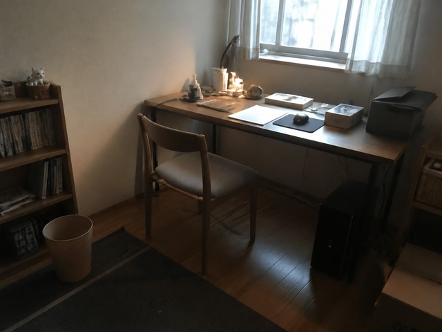 机の下のパソコン本体（作業の手を止めた時）